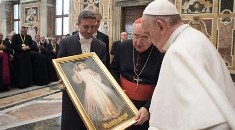 Pope Francis encourages spreading the message of divine mercy