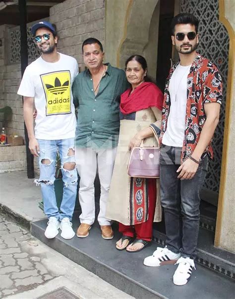 Vicky Kaushal snapped with his family | Filmfare.com