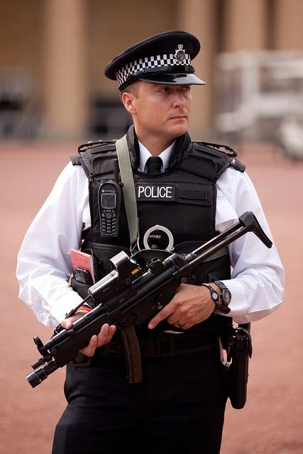 672/1000 - On Patrol outside Buckingham Palace | Men in uniform, London police, Police uniforms