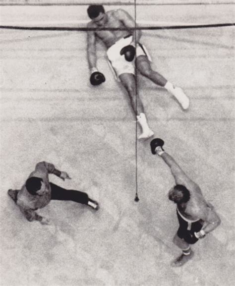 Unknown/ AP - (2x) Chuck Wepner knocks down Muhammad Ali - - Catawiki