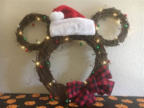 13 DIY Mickey Mouse Wreaths | Guide Patterns