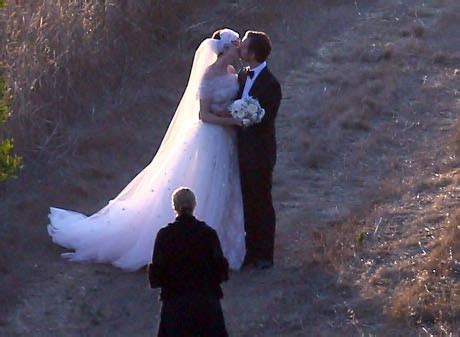 Anne Hathaway and Adam Shulman Tie the Knot with Private Wedding ...