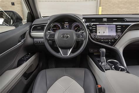 2018 Toyota Camry Hybrid XLE interior cockpit - Motor Trend en Español