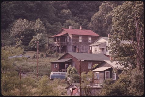 File:HOUSES IN BESOCO, WEST VIRGINIA, NEAR BECKLEY. THEIR CONDITION MIRRORS THE DECLINE OF THE ...