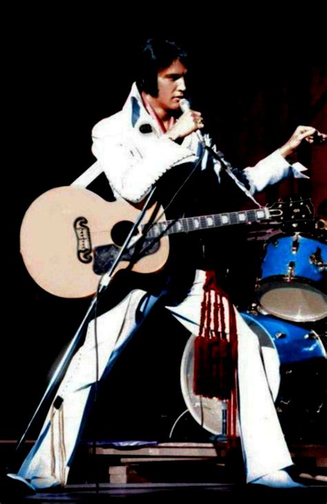 ELVIS LIVE 1970 | Elvis presley concerts, Elvis presley pictures, Elvis