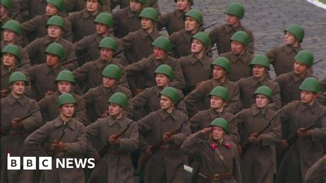 Russia re-enacts historic WW2 parade in Moscow - BBC News