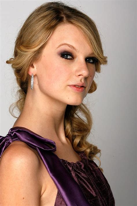 Smokey eye on Taylor Swift | Bridal makeup, Taylor swift young, Makeup looks