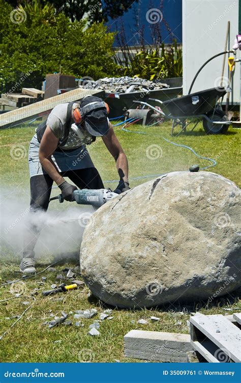 Cutting stone editorial photo. Image of diamond, worker - 35009761