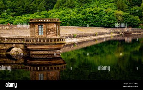 Ladybower reservoir dam Stock Photo - Alamy