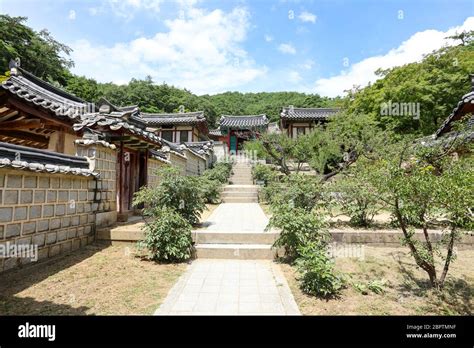 Traditional Korean houses and gardens Stock Photo - Alamy