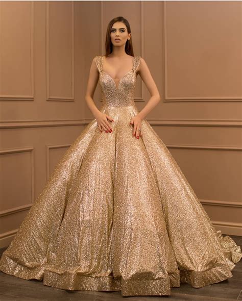 Gold sparkling ball gown - Slaylebrity