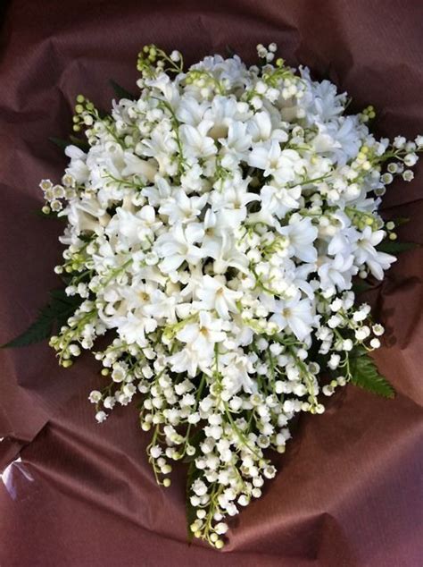 23 A Sprig of Myrtle in the Bridal Bouquet - weddingtopia | Bouquet da sposa a cascata, Bouquet ...