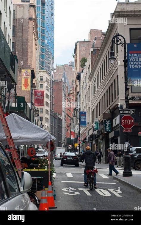 People on the streets in Manhattan, NYC Stock Photo - Alamy