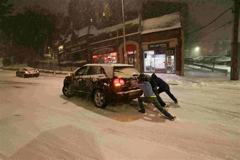 Cars stuck in snow, traffic backs up in White Plains