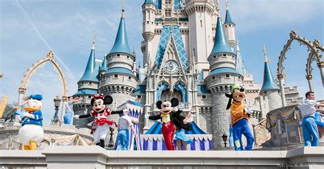 Disney magic kingdom how to welcome characters with scroll - investorjhjha