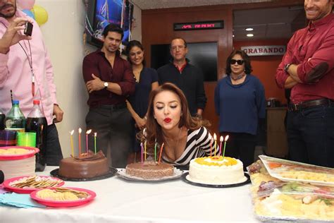 Elenco y producción celebran el cumpleaños de Angelique Boyer, protagonista de "Tres Veces Ana"