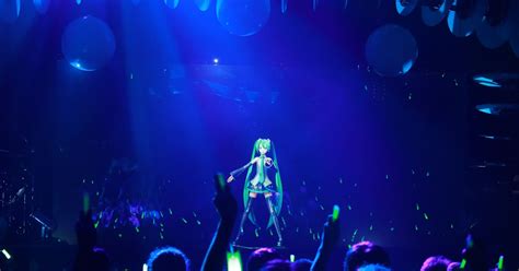 What It’s Like to See a Hologram Perform “Live” In Concert