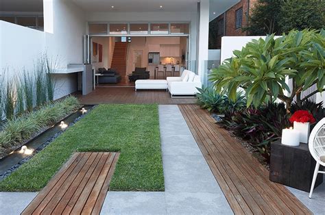 | small lawn landscapeInterior Design Ideas.