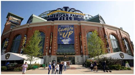 Fan Broke Femur in Milwaukee Brewers Escalator Accident: Report