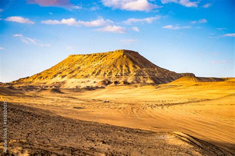 It's Rock near the Bahariya Oasis in the Sahara Desert in Egypt Stock ...