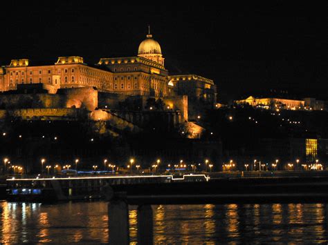 File:Budapest and the Danube -- at night -b.jpg - Wikipedia, the free ...