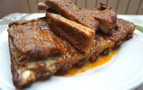 Costillas de cerdo al horno, adobadas.