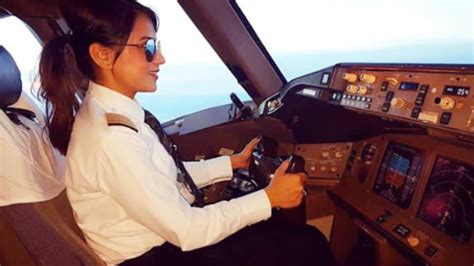 Female Pilot of AIR INDIA | Boeing 777 - YouTube