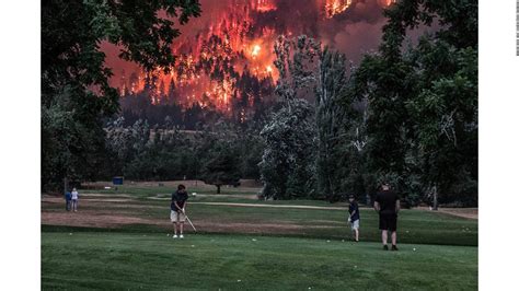 Oregon wildfire: Golfers finish a round while blaze rages - CNN