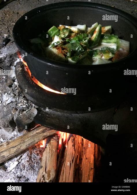 Traditional cooking methods in Sri Lanka Stock Photo - Alamy