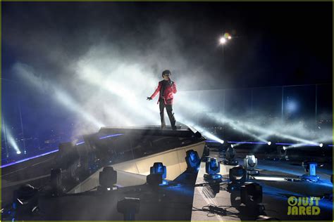 The Weeknd Opens MTV VMAs 2020 with 'Blinding Lights' Performance ...