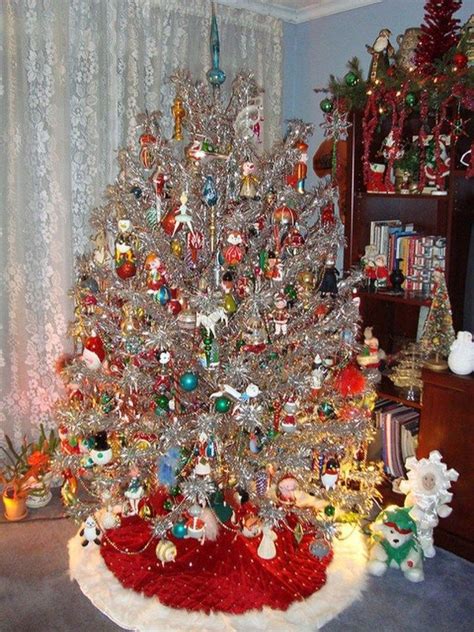 37 Totally Beautiful Vintage Christmas Tree Decoration Ideas 01 - HomeDecorish | Vintage ...