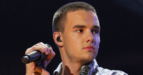 One Direction's Liam Payne Suffers Minor Injury After Fans Mob Boy Band at Airport | E! News