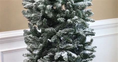 10 Top Tips For Flocking a Christmas Tree at Home | Hometalk