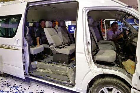 My Mom-Friday: Foton Unveils View Traveller Van at the Big Show 2013