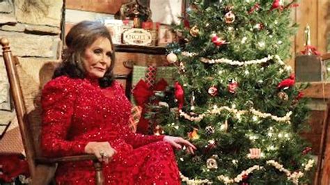 Loretta Lynn Celebrates A ‘Country Christmas’ In Festive Clip For ...