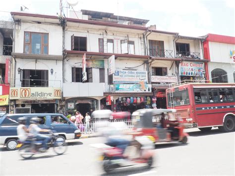 Driving Tuk-Tuk in Sri Lanka - wavesnbackpack