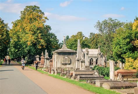 A visit to Brompton Cemetery, West London - CK Travels