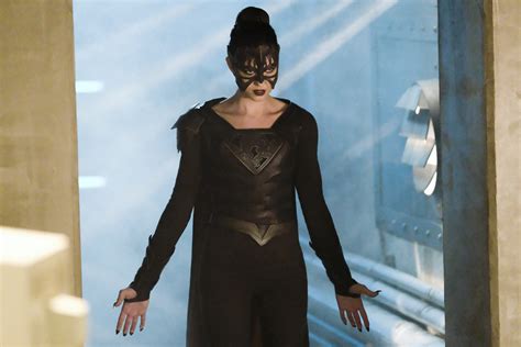 SUPERGIRL: Reign Is On The Hunt In The New Promo For Season 3, Episode ...