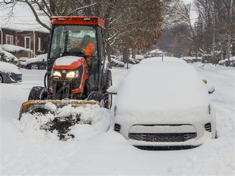 After early storm, Montreal starts snow-removal operations on Wednesday | Montreal Gazette