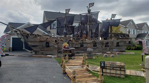 Father builds his daughter massive, 50-foot pirate ship for Halloween