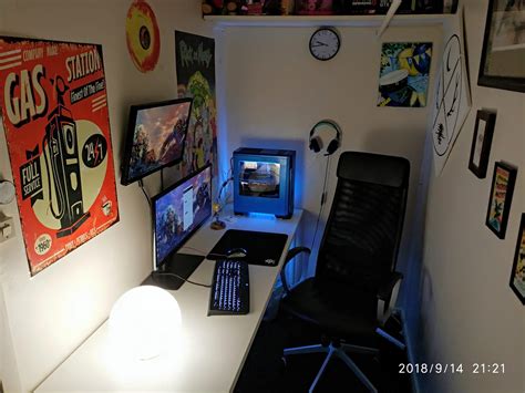 Finished my gaming "closet" the other day, chief didnt allow my setup ...