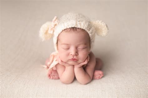 The perfect newborn photography posing flow for stress-free studio ...