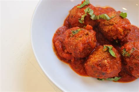 Slow Cooker Meatballs and Tomato Sauce - Mom to Mom Nutrition