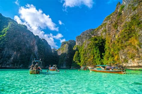 Pileh blue lagoon at phi phi island, thailand. | Free Photo