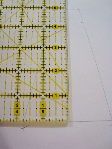 Learn how to make your own dresden plate templates. Super quick and simple! Charm Pack Quilt ...