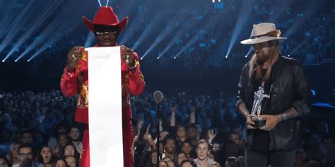 Lil Nas X Scroll Memes: Singer's Giant Scroll Becomes Viral VMA Moment