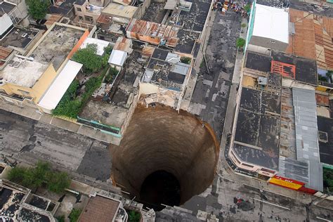 40 Dramatic Photos Of Sinkholes And Giant Craters That Swallowed Homes ...