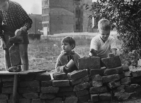 The Construction of the Berlin Wall, 1961 | Vintage News Daily