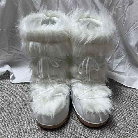 White fur snow boots Sizing: 35 - 36 (23 -... - Depop