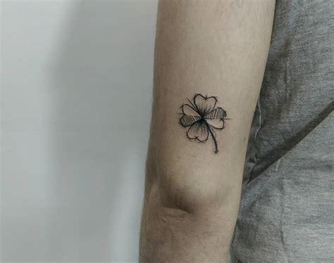 Details 61+ minimalist four leaf clover tattoo best - in.cdgdbentre